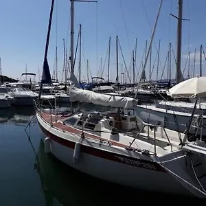 https://bateau-a-quai-st-raphal-4-couchages-voilier-etap-28i.fr-provencehotel.com